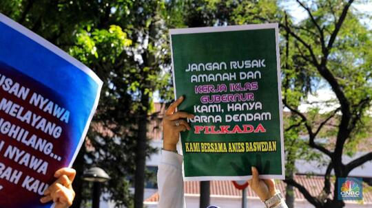 Massa Pro Anies di Balai Kota: "Banjir Air Membawa Berkah"