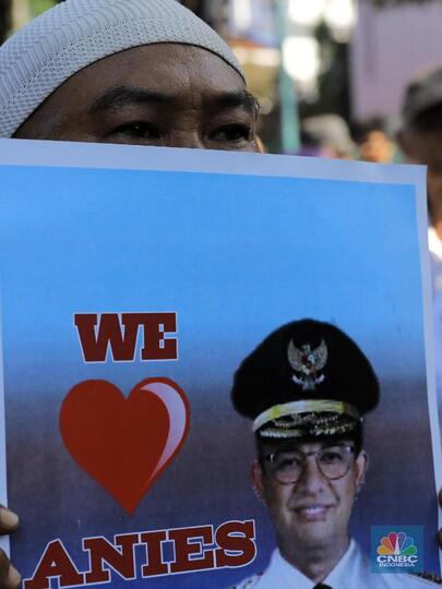 Massa Pro Anies di Balai Kota: "Banjir Air Membawa Berkah"