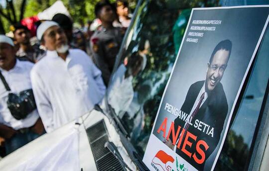 Massa Pro Anies di Balai Kota: "Banjir Air Membawa Berkah"