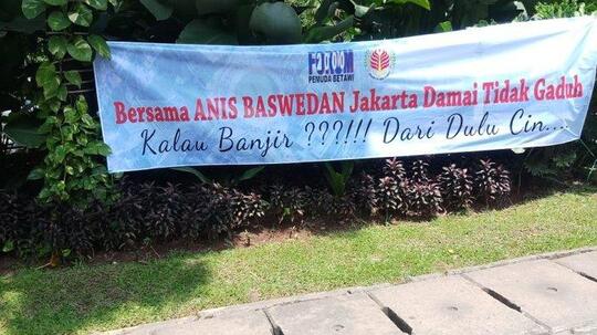 Jelang Demo Gugatan Anies, Ada Tulisan Spanduk Bikin Pengendara Motor Sampai Berhenti