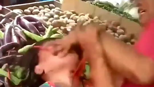 Viral, Emak-emak Menjambak dan Mengulek Wajah Wanita Pencuri di Pasar! Kapok Gak?