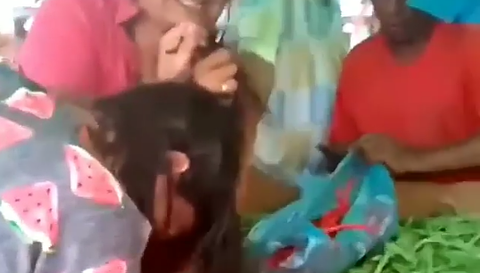 Viral, Emak-emak Menjambak dan Mengulek Wajah Wanita Pencuri di Pasar! Kapok Gak?