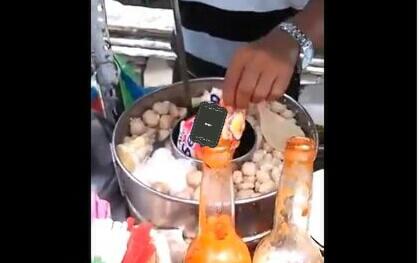 Heboh di Twitter Penjual Bakso Merebus Mie Instan Beserta Plastiknya, Ini Berbahaya!