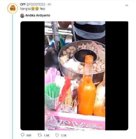 Heboh di Twitter Penjual Bakso Merebus Mie Instan Beserta Plastiknya, Ini Berbahaya!