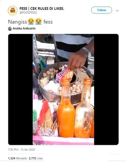 Heboh di Twitter Penjual Bakso Merebus Mie Instan Beserta Plastiknya, Ini Berbahaya!