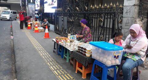 PKL Boleh Jualan di Trotoar Jakarta, Anies Akan Terbitkan Pergub