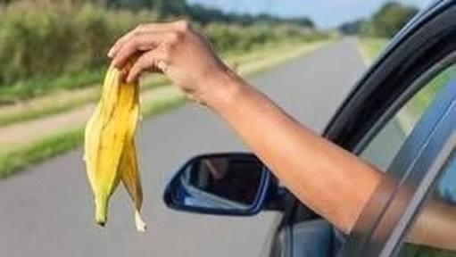 Kena Lemparan Sampah Bekas Somay dari Dalam Mobil Tepat di Mukanya, Jengkel Wajar!