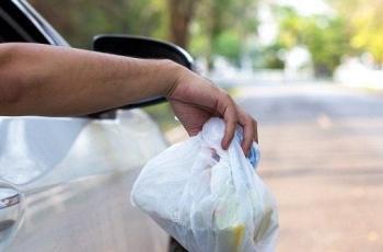 Kena Lemparan Sampah Bekas Somay dari Dalam Mobil Tepat di Mukanya, Jengkel Wajar!
