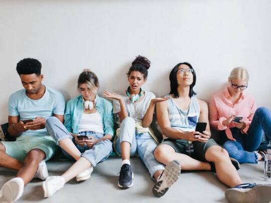 Puluhan Tahun Sahabatan Hancur Hanya Karena Smartphone