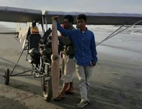Viral Media Sosial, Pemuda Pinrang Lulusan SD Membuat Pesawat dan Menerbangkannya!