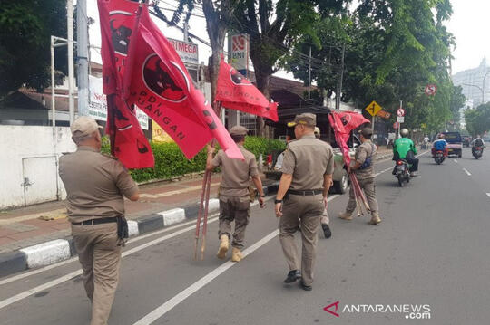 Tak Disukai Warga, Ratusan Atribut PDIP Dicopot Satpol PP DKI Jakarta