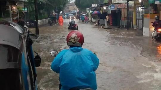 Kemang Utara Terendam Banjir, Lalu Lintas Terganggu