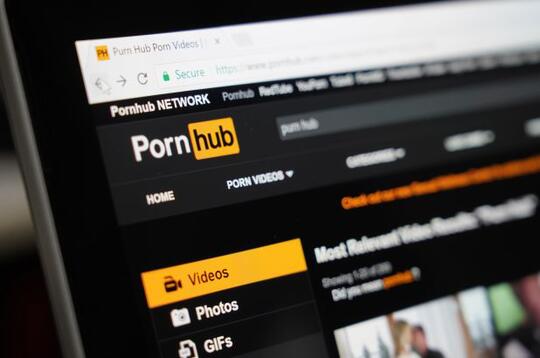 Pria Tuli Menuntut PornHub hanya gara-gara Subtitle