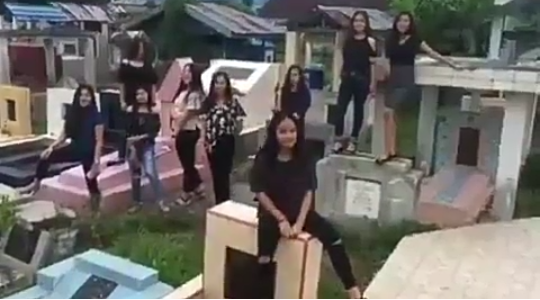 Heboh Video 9 Gadis Menari di Kuburan, Ada yang Duduk Menginjak-injak Nisan! Parah