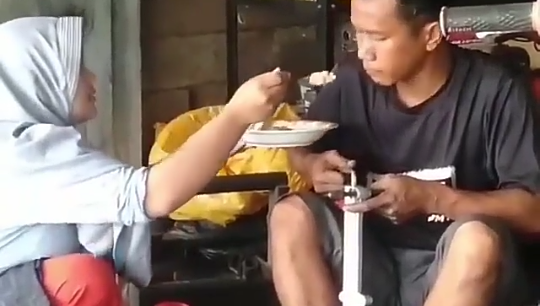 Viral Video Istri Menyuapi Suami yang Berprofesi Sebagai Montir, Awas Jomlo Kejang!