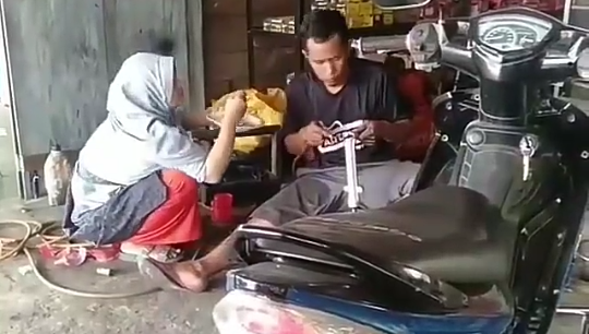 Viral Video Istri Menyuapi Suami yang Berprofesi Sebagai Montir, Awas Jomlo Kejang!
