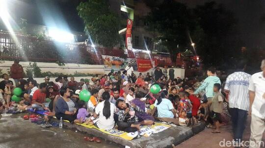 Buru Angpau Imlek, Pengemis Menginap di Vihara Petak Sembilan