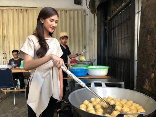 Lulusan S2, Cantik Ehh Jadi Penjual Tahu Crispy Kerenkan !!