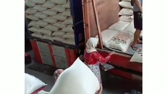 Lihat Perjuangan Seorang Ibu Mengais Beras, Membuat Netijen Haru! Sudah Balas Jasa?