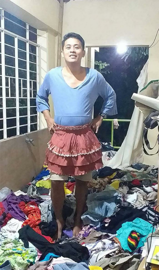 Pengungsi Gunung Taal Memakai Baju Sumbangan Mereka Bikin Ngakak!