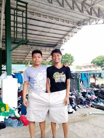 Pengungsi Gunung Taal Memakai Baju Sumbangan Mereka Bikin Ngakak!