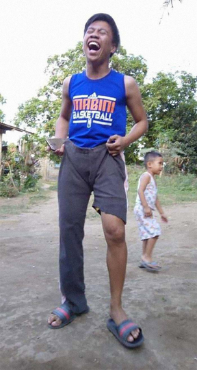 Pengungsi Gunung Taal Memakai Baju Sumbangan Mereka Bikin Ngakak!