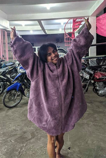 Pengungsi Gunung Taal Memakai Baju Sumbangan Mereka Bikin Ngakak!