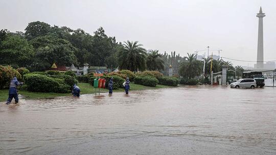 Hasil gambar untuk banjir monas