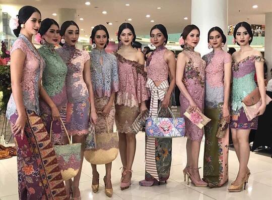 Bingung Memadukan Warna Kebaya Biar Tampak Kece? Lihat Rekomendasi Ini Aja Sis!