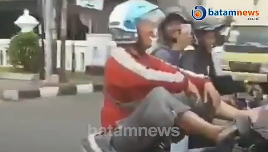 Ulah Warga +62 Mengemudi Motor Menggunakan Kaki, Membuat Geger Warganet! Santuyyy