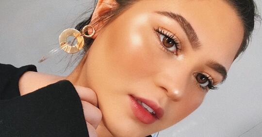 Wajah Glowing dengan Highliter