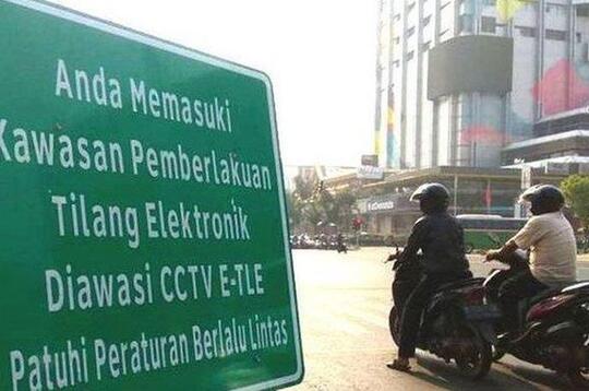 Akal-akalan Pemotor Hindari e-Tilang dengan Tangan
