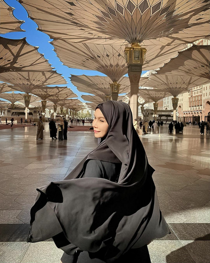 Halu Tingkat Dewa! Tramsgender Ini Umrah Menggunakan Pakaian Wanita Bahkan Bercadar!