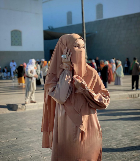 Halu Tingkat Dewa! Tramsgender Ini Umrah Menggunakan Pakaian Wanita Bahkan Bercadar!