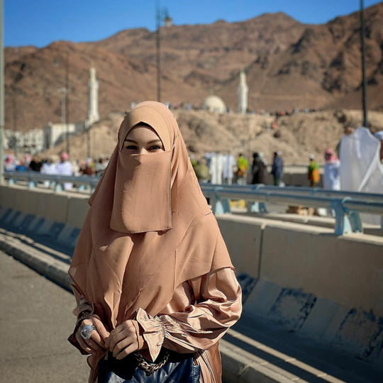 Halu Tingkat Dewa! Tramsgender Ini Umrah Menggunakan Pakaian Wanita Bahkan Bercadar!