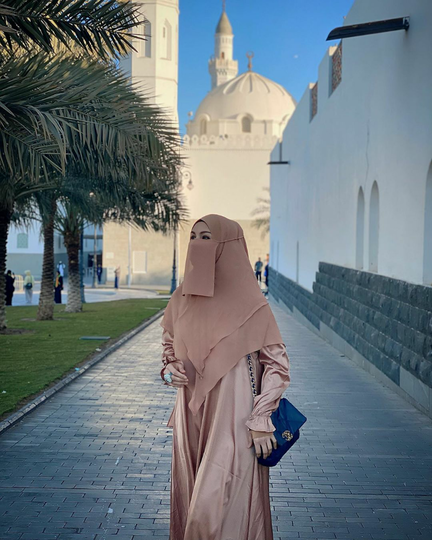Halu Tingkat Dewa! Tramsgender Ini Umrah Menggunakan Pakaian Wanita Bahkan Bercadar!