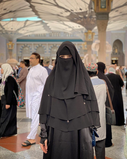 Halu Tingkat Dewa! Tramsgender Ini Umrah Menggunakan Pakaian Wanita Bahkan Bercadar!