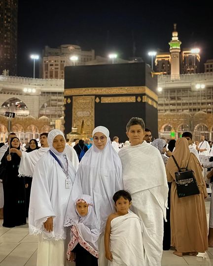Halu Tingkat Dewa! Tramsgender Ini Umrah Menggunakan Pakaian Wanita Bahkan Bercadar!