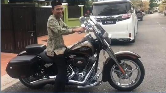 UAS Naik Moge Pakai Peci, Netizen Mengingatkan: Jangan Lupa Helm, Tad