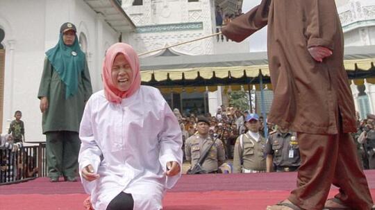 Nekad Rayakan Valentines Day, Dapat Hadiah Hukuman Cambuk