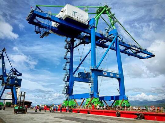Bagaimana Cara Mengangkat Kontainer Peti Kemas? Berikut Rangkaian Teknis yang Terjadi