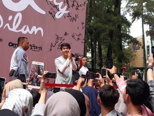 Warga Bandung Melepas Rindu dengan Dilan dan Milea Di Acara Milea Day!