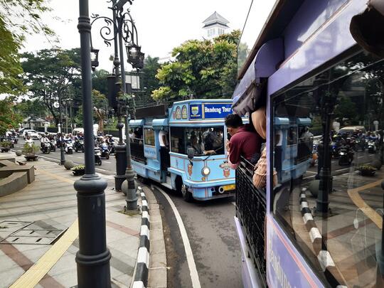 Warga Bandung Melepas Rindu dengan Dilan dan Milea Di Acara Milea Day!