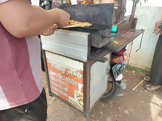 Omset Pedagang Bakso Bakar Keliling Ini Luar Biasa, Bisa Menjual 600 tusuk Per Hari
