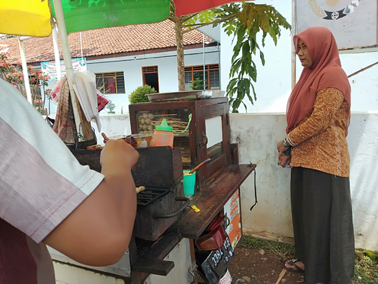 Omset Pedagang Bakso Bakar Keliling Ini Luar Biasa, Bisa Menjual 600 tusuk Per Hari