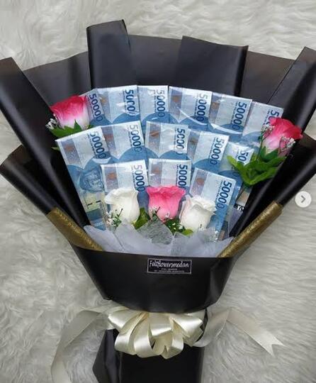 Pria Beri Pasangannya Kado Buket Uang 66 Juta di Hari Valentine, Boyfriend Goals?