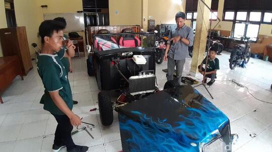 Penyandang Disabilitas di Makassar Ubah Motor Rongsokan Jadi 'Mobil' Rakitan