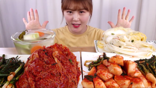 Mukbang Dan ASMR, Buat Napsu Makanmu Bertambah Atau Berkurang?