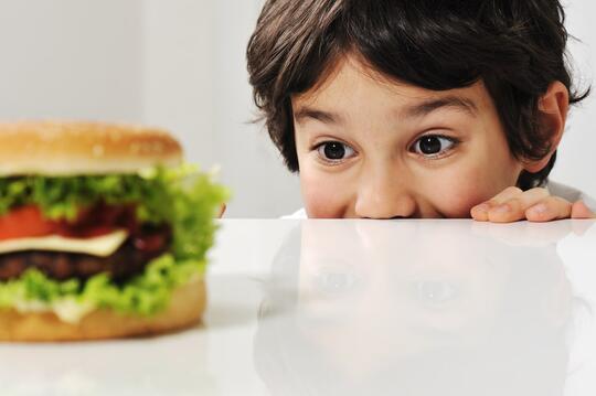 Mengakali Anak Supaya Nggak Hobi Makan Junk Food