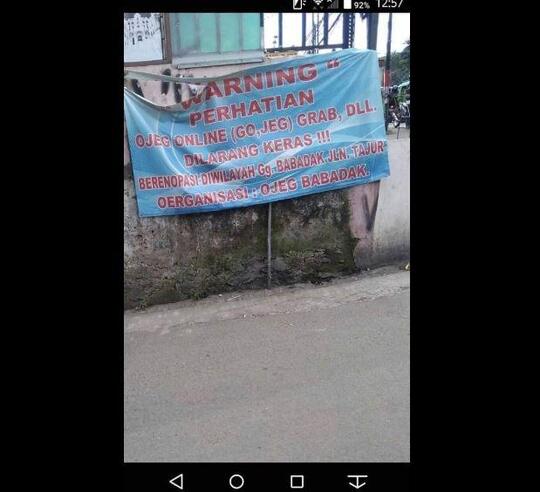 Spanduk Ojol Dilarang 'Beroperasi' Di Wilayah Ini Malah Bikin Netizen Bingung